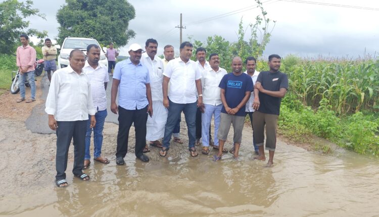 In the background of heavy rains, Congress in-charge Mutyala Sunil visited the field