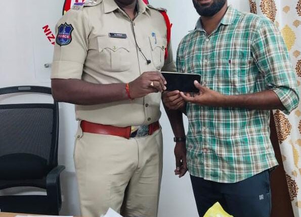 The police handed over the lost phone
