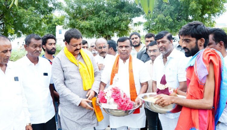 Silver Mayuri crown presented to Subrahmanya Swamy