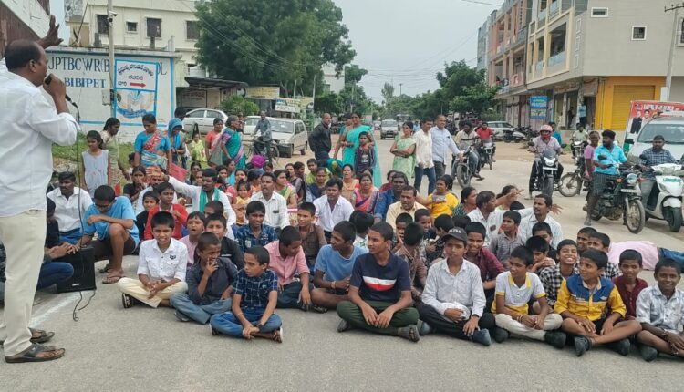 Students ask their parents to change the hostel building