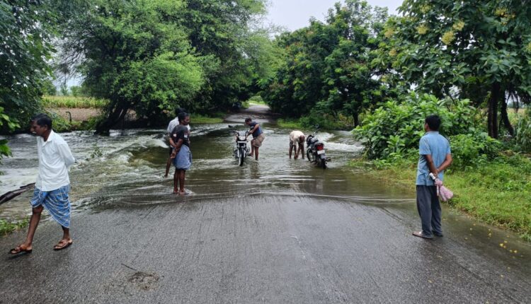 Stopped traffic between Padagal – Armor