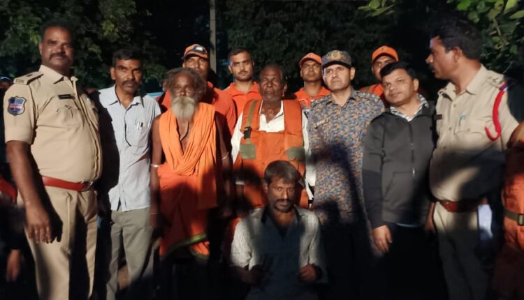The rescue team rescued the residents of the ashram trapped in the flood