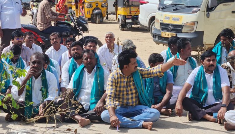 Farmers on the road in Pedda Kodapgal